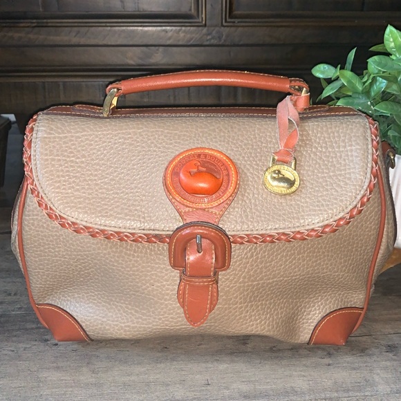 VINTAGE DOONEY & BOURKE ALL WEATHER LEATHER HANDBAG - Picture 1 of 11